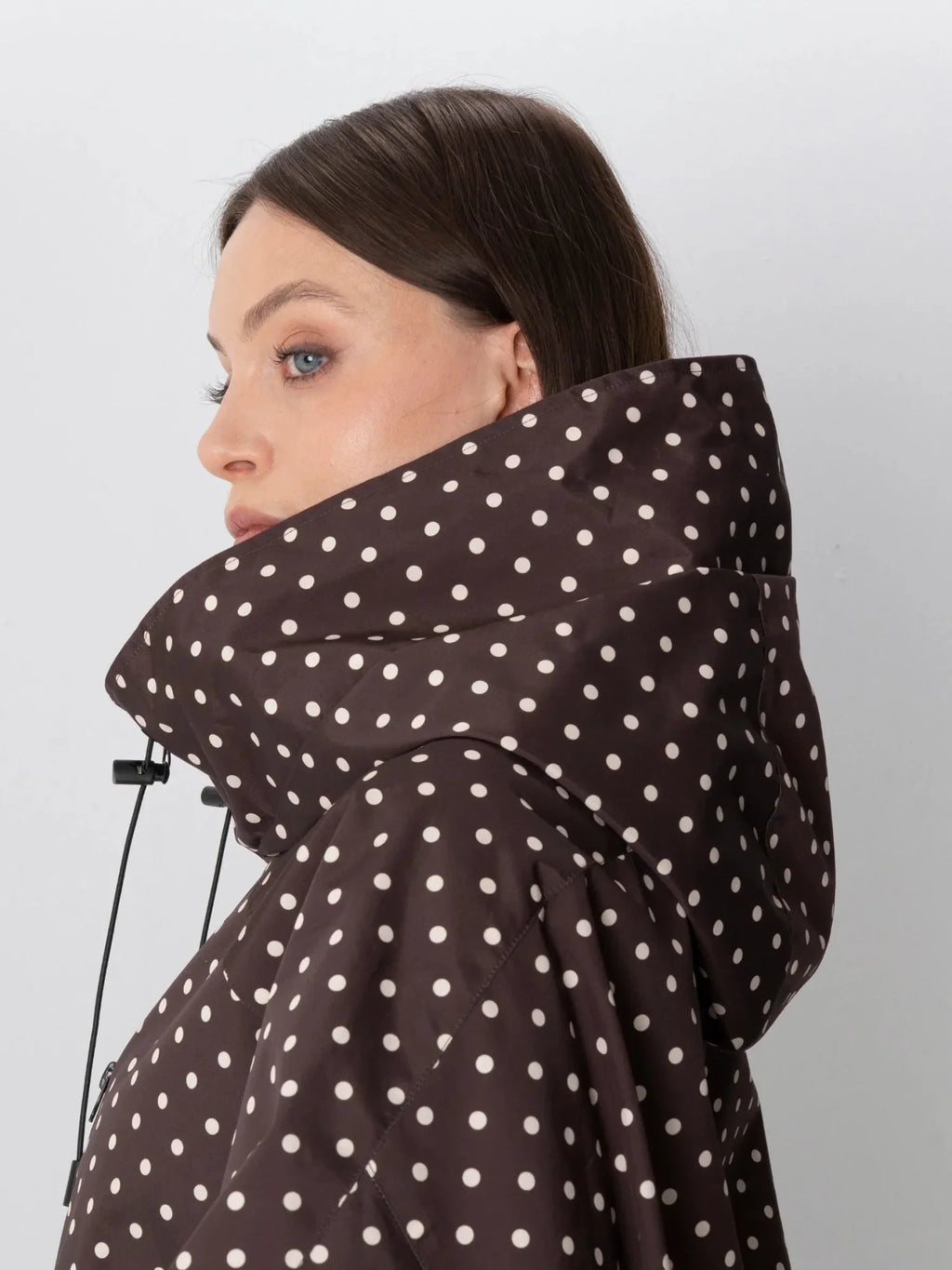 Chaqueta Impermeable Lunares Marrón
